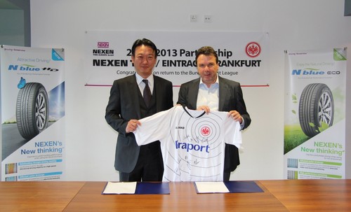 Nexen-Europa-Chef John Bosco Kim und Heribert Bruchhagen, Vorstandsvorsitzender von Eintracht Frankfurt, unterzeichneten den Kooperationvertrag.