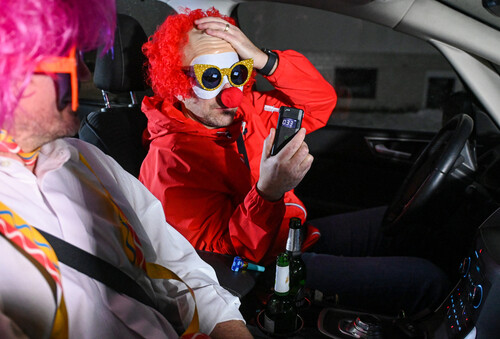 Nicht nur zum Karneval gilt: Wer Alkohol gertunken hat, sollte nicht Auto fahren. 