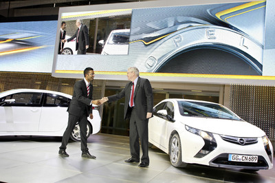 Nick Reilly (rechts) kam mit dem Opel Ampera nach Genf.