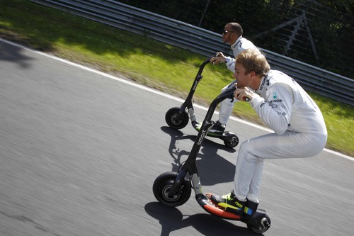 Nico Rosberg und Lewis Hamilton auf dem Smart Electric Board.