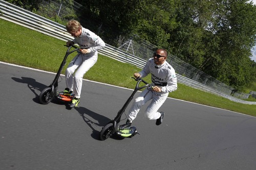 Nico Rosberg und Lewis Hamilton auf dem Smart Electric Board.