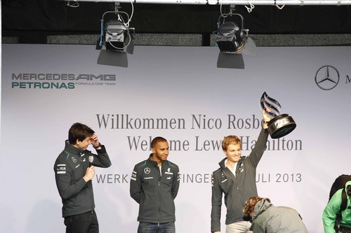 Nico Rosberg und Lewis Hamilton besuchten mit Motorsportchef Toto Wolff (von rechts) das Mercedes-Benz-Werk Sindelfingen.