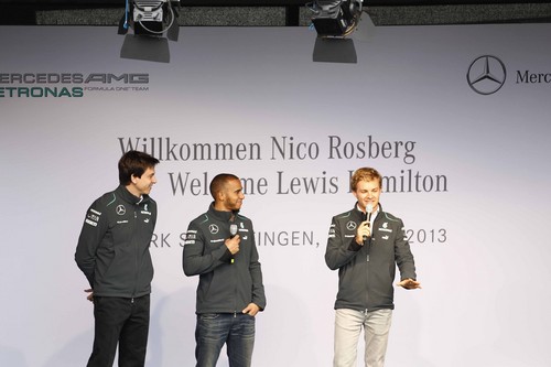 Nico Rosberg und Lewis Hamilton besuchten mit Motorsportchef Toto Wolff (von rechts) das Mercedes-Benz-Werk Sindelfingen.