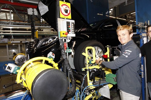 Nico Rosberg zu Besuch im Mercedes-Benz-Werk Sindelfingen, wo er auch einen Reifen an eine S-Klasse montierte.