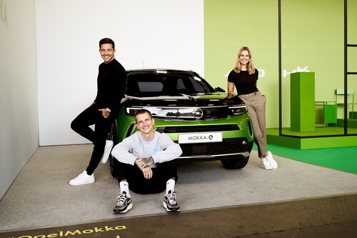 Nico Santos, Willy und Melina mit dem Opel Mokka-e.