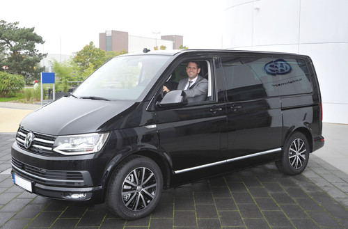 Niedersachsens Wirtschafts- und Verkehrsminister Olaf Lies in seinem neuen Dienstwagen, einen VW Multivan 2.0 TDI Highline. 