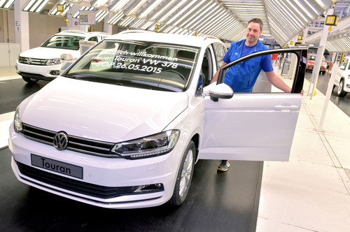 Nils Kühnau von der Qualitätssicherung fährt den ersten neuen VW Touran von der Fertigungslinie im Werk Wolfsburg. 