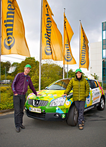 Nina und Hjalte Tin hielten mit ihrem elektrisch angetriebenen Nissan Quasquai bei Continental in Hannover.