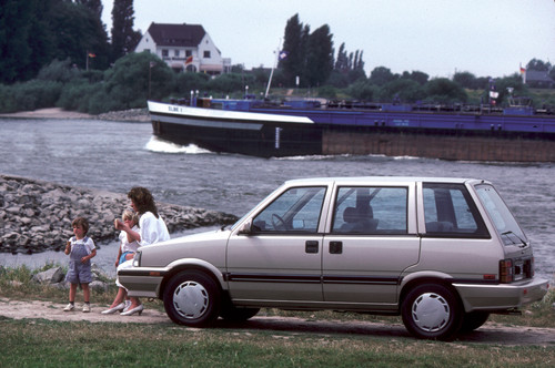 Nissan Prairie (1987).