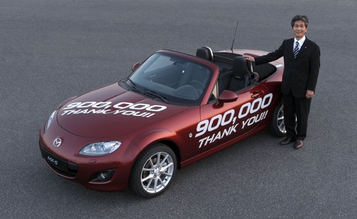 Nobuhiro Yamamoto, Programm-Manager des Mazda MX-5, mit dem 900 000sten Exemplar.