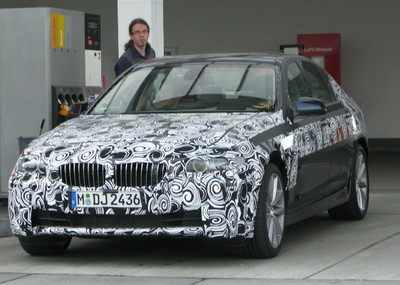 Noch getarnt: der neue 5er BMW. Foto: Auto-Medienportal/Stanka 