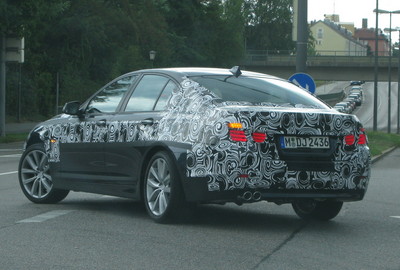 Noch getarnt: der neue BMW 5. Foto: Auto-Medienportal/Stanka