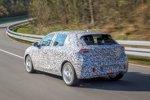 Noch getarnt: Opel Corsa auf Erprobungsfahrt.