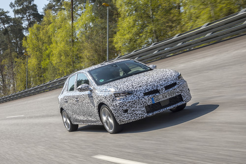 Noch getarnt: Opel Corsa auf Erprobungsfahrt.