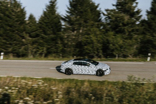 Noch getarntes EQ-Modell von Mercedes-Benz in der Erprobung. 