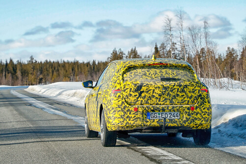 Noch gut getarnt: Prototyp des neuen Opel Astra.