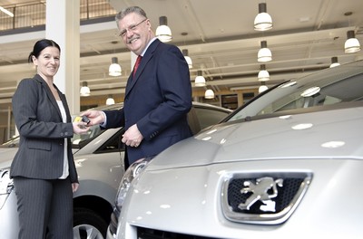 Norbert Kuhnlein (Direktor Vertrieb und Marketing Peugeot Bank) übergab die ersten Fahrzeuge an Michaela Pompe (Leitung ADAC-Club-Mobil).