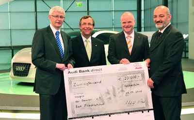 Norbert Rank überreichten einen Scheck von 20.000 Euro an Bürgermeister Peter Dolderer (2. von links) und den Vereinsvorsitzenden Diakon Bernhard Meyer vom Hospiz der Gezeiten e.V. Bad Friedrichshall (zweiter von rechts).