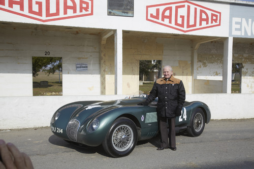 Norman Dewis am Jaguar C-Type.