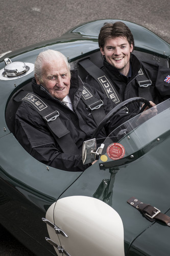Norman Dewis (links) und Alex Buncombe in einem Jaguar C-Type.