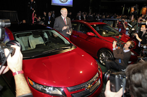 „North American Car of the Year 2011“: Thomas Stephens, Vice Chairman of Global Product Operations, nimmt den Preis für den Chevrolet Volt entgegen.