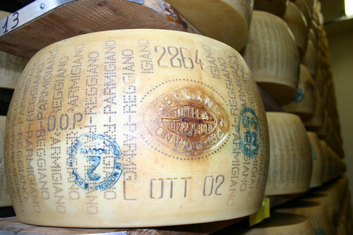 Nur mit dem Stempel des Consorzio del Formaggio Parmigiana Reggiano darf der Käse als echter Parmigiano verkauft werden.