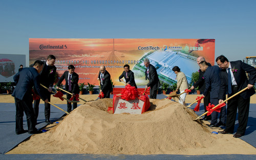 Offizielle Vertreter der Stadt Qingdao und des Conti-Tech Managements haben gemeinsam den Grundstein für das neue Schlauchwerk Qingdao, China, gelegt.