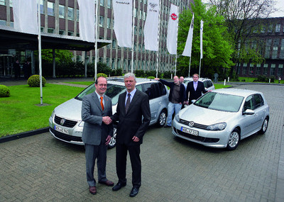 ÖKT-Geschäftsführer Bernd Bauck (links) und VW-Kirchenbeauftragter Jan Wurps bei der symbolischen Fahrzeugübergabe.