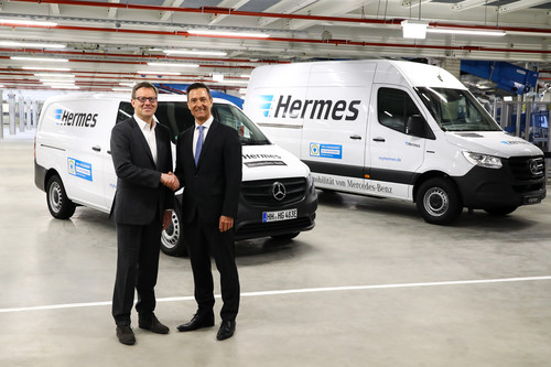 Olaf Schabirosky (CEO Hermes Germany) übernimmt von Klaus Maier (Leiter Vertrieb und Marketing Mercedes-Benz Vans) die ersten e-Vito aus Serienproduktion und einige e-Sprinter-Pilotfahrzeuge.