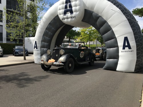 Oldtimer in der Autostadt: Dodge Roadster (Bj. 1933) erreicht Etappenziel bei Peking to Paris Motor Challenge 2019. 