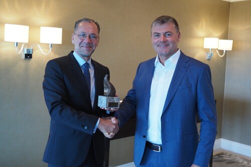 Ole Eilers (l.), Präsident des Automobilclub, überreicht den 40. „KS Energie- und Umweltpreis“ an Peter Kuhn, Group Manager leichte Nutzfahrzeuge bei Opel.