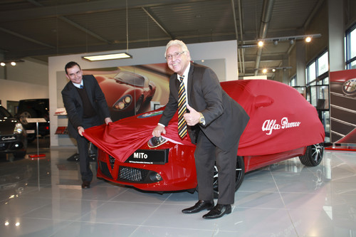 Olympiasieger Rolf Milser (re) und Jörg Schepker, Leiter des Alfa Romeo Centers Duisburg, packen den Alfa Romeo Mito Quadrifoglio Verde aus..