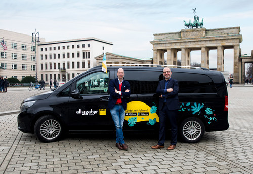 On-demand-Shuttle Allygator in Berlin: Door2door-Gründer und Geschäftsführer Dr. Tom Kirschbaum (l.) und ADAC-Geschäftsführer Alexander Möller.
