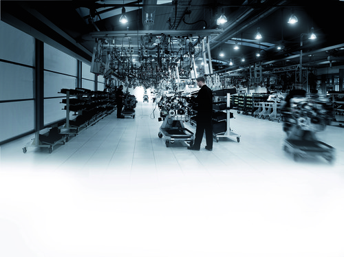 „One man, one engine“: Traditionell wird bei Mercedes-AMG jeder Motor von jeweils einem Techniker von Hand aufgebaut.