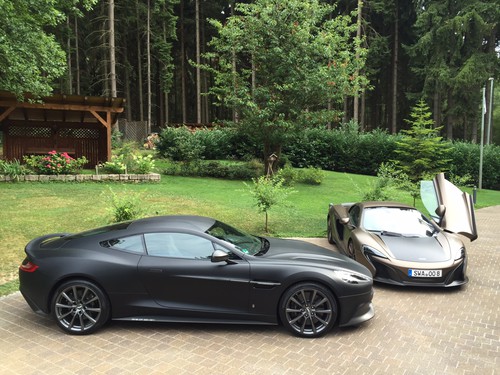 One of Seven: Aston Martin (vorn) und McLaren.