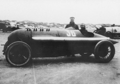 Opel 12,3-Liter Grand-Prix Rennwagen „Grünes Monster“ von 1913 bei einem Strandrennen in den 1920er Jahren.