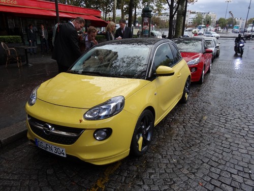 Opel Adam mit einem ersten Auftritt im Wolkenbruch.