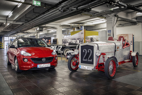 Opel Adam und Loryc Electric Speedster in der Oldtimer-Werkstatt auf dem Rüsselsheimer Werksgelände.