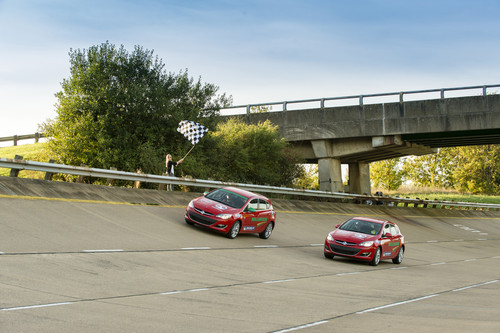 Opel Astra 2.0 CDTI am Ziel der Rekordfahrt.
