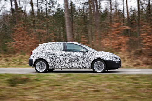 Opel Astra: getarnter Prototyp.