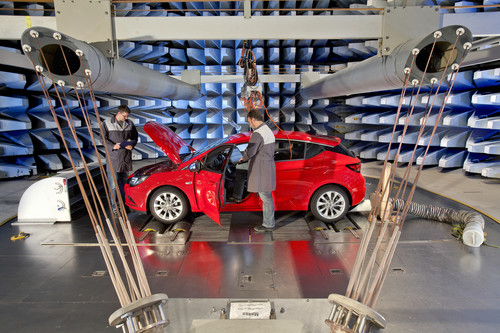 Opel Astra im EMV-Labor.