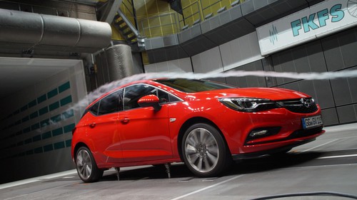 Opel Astra im Windkanal.