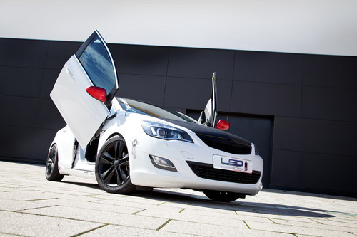 Opel Astra mit Flügeltürbeschlägen von LSD Doors.