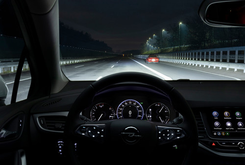 Opel Astra mit Intelli-Lux-LED-Matrix-Licht.