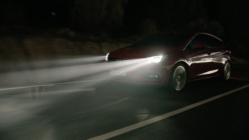 Opel Astra mit Intellilux-LED-Matrix-Licht.