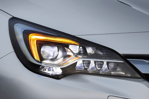 Opel Astra mit Intellilux LED Matrix-Scheinwerfer.