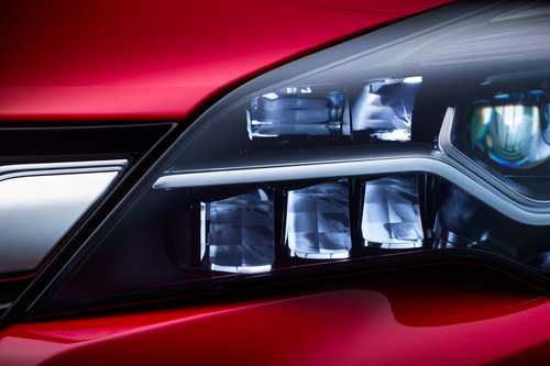 Opel Astra mit Intellilux: LED-Matrix-Scheinwerfer blenden den Verkehr aus