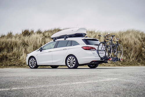 Opel Astra Sports Tourer mit Fahrradträger und Dachbox aus dem Originalzubehör.