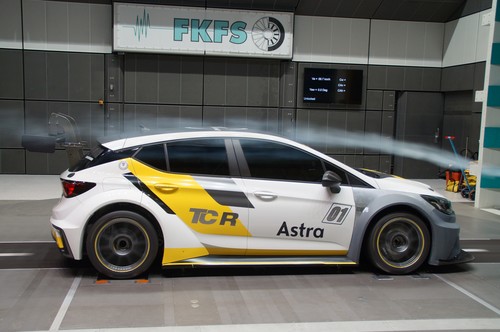 Opel Astra TCR im Windkanal.