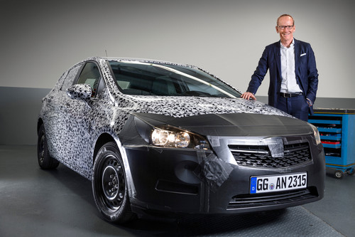 Opel Astra und Opel-Chef Karl-Thomas Neumann.
